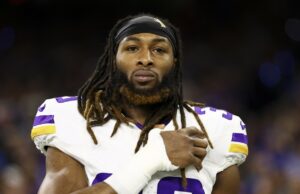Aaron Jones vuelve a firmar con Vikings