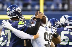 Informe: Seahawks quería a Maxx Crosby, Raiders dijo que no está disponible