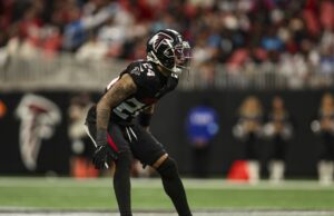 Los halcones reestructuran los contratos de AJ Terrell, Chris Lindstrom