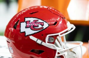 Los jefes vuelven a firmar LB Blake Lynch
