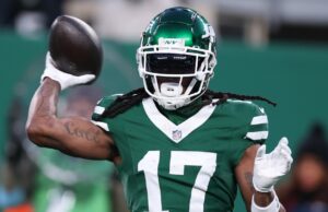 Informe: Jets que reciben llamadas sobre Davante Adams, planean cortarlo si no pueden cambiarlo