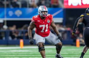 Ohio State OT Josh Simmons “muy por delante” en recuperación del desgarrado tendón rotuliano