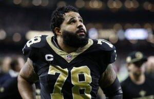 Los santos reestructuran el contrato de Erik McCoy