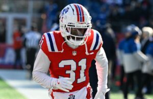 Los comandantes aceptan los términos con CB Jonathan Jones