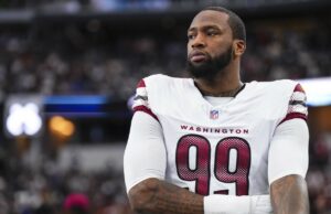 Los comandantes volverán a firmar a Clelin Ferrell