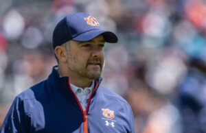 Broncos contrata a Jeff Schmedding como entrenador de apoyadores internos