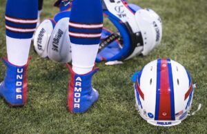 Under Armour regresa como calzado de la NFL, compañero de guantes
