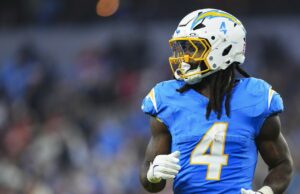 Informe: Chargers para liberar a RB Gus Edwards