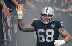 Raiders planean lanzar C Andre James