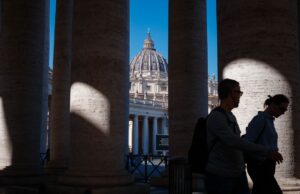 El Vaticano puede haber suavizado ligeramente su postura sobre las personas trans