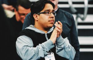 '¡Es aura!' Cómo el gerente de McNeese Amir Khan está tomando Internet por asalto