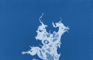 Algas o ropa interior? Mandy Barker documenta el desperdicio de moda rápida contaminando nuestros mares