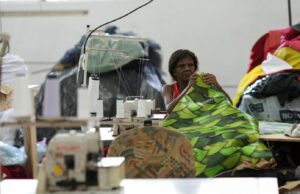 Una escuela samba se eleva a la mejor liga de Rio Carnival, trayendo un auge económico a sus pobres residentes