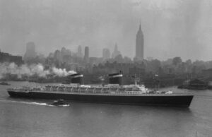 El barco histórico completa el primer tramo de viaje para convertirse en el arrecife artificial más grande del mundo