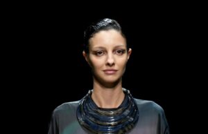 La última colección de Giorgio Armani plumenta las raíces de la marca de 50 años en el entorno de salón íntimo