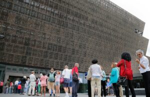 La orden ejecutiva de Trump sobre Smithsonian se dirige a fondos para programas con 'ideología inadecuada'