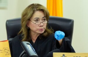 El juez de Nuevo México que presidió el juicio de Alec Baldwin se jubilará