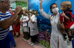 Los payasos y los músicos traen la alegría del carnaval a los niños enfermos en un hospital de Río