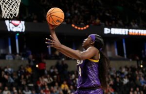 Flau'jae Johnson deja a un lado las carreras de rap y podcasting durante la locura de marzo