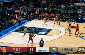 El pase de Desmond Claude es interceptado por Braden Smith, asegurando la victoria 76-71 de Purdue sobre USC