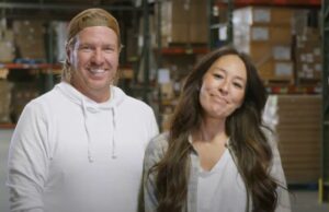 Joanna Gaines está viviendo su mejor vida en Disney World, pero la cara de su esposo Chip en los paseos no tiene precio: “Uno de nosotros ama las montañas rusas, uno de nosotros no”