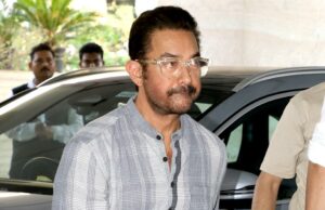 Aamir-Farhan en la reunión de oración de Manoj Kumar