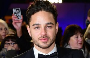 Adam Thomas 'frustrado' mientras comparte la actualización de los síntomas de artritis 'dolorosa'