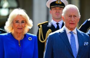 El rey Charles y la reina Camilla asombrados por la enorme Italia bienvenida y las flechas rojas de flechas de flechas