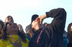 Orlando Bloom sostiene la mano sobre la boca mientras Katy Perry criticaba al espacio