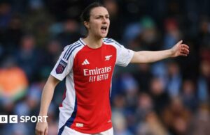 La Super League femenina: la defensora del Arsenal, Lotte Wubben-Moy, firma un nuevo contrato de tres años