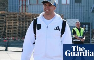 El PSG Emi Martínez de Aston Villa Villa usando la gorra de triunfo de la Copa Mundial | Aston Villa