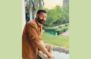 Sunny Ok con actores paquistaníes en Bollywood