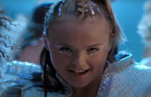 La madre de JoJo Siwa rompe el silencio sobre los comentarios homofóbicos de Mickey Rourke sobre Big Brother UK antes de la salida: “Estoy realmente triste …”