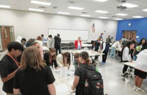 '¿Cuesta cuánto?': La simulación de dinero loco les da a los estudiantes una experiencia financiera del mundo real