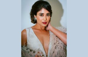 Critical House in Peepepli (Live) Director Siguiente