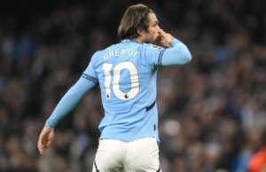 Pep Guardiola recibe a Jack Grealish después de dedicar la meta al hermano