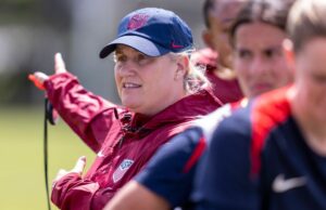 El entrenador de USWNT, Hayes respalda la defensa agotada para la revancha de medallas de oro