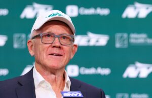 Woody Johnson sugiere (inexactadamente) en las tarjetas de calificaciones de la NFLPA que violan el CBA
