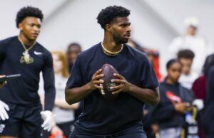 Los jugadores debaten el hábito de Shedeur Sanders de acariciar la pelota