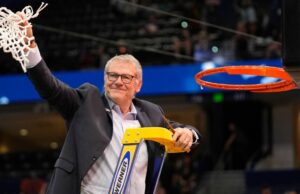 Auriemma, de 71 años, dice que ganar el título lo hizo 'todo valioso'