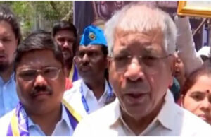 El jefe de VBA, Prakash Ambedkar, lidera la protesta contra la Junta de Censores, pidiendo recortes en la película 'Phule'