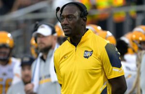 El entrenador de Kent State, Kenni Burns, después de la temporada de 0-12