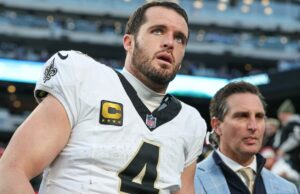 Informe: Derek Carr tiene lesiones en el hombro que pueden requerir cirugía