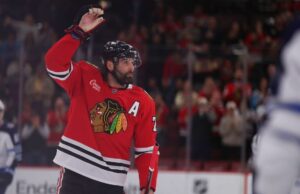 Pat Maroon de Blackhawks, Alec Martínez, patina hasta la jubilación