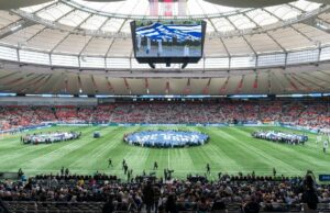 Austin Keeper atrapa a Mouse en el campo durante el juego de la MLS en Vancouver