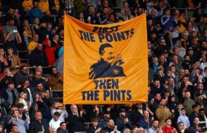 El jefe de los lobos, Pereira, llegó al pub con fanáticos después de ganar