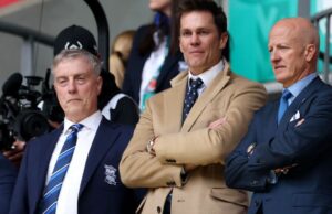 Tom Brady observa la final del Trofeo Vertu Birmingham Lose Vertu a Peterborough