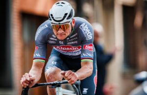 Hombre, lo siento por lanzar botella al ciclista Mathieu Van der Poel
