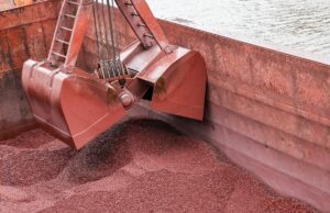 El mineral de hierro cae sobre las preocupaciones persistentes sobre el crecimiento económico mundial