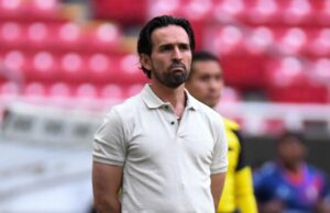 El entrenador de Chivas, Gerardo Espinoza, después de faltar en postemporada